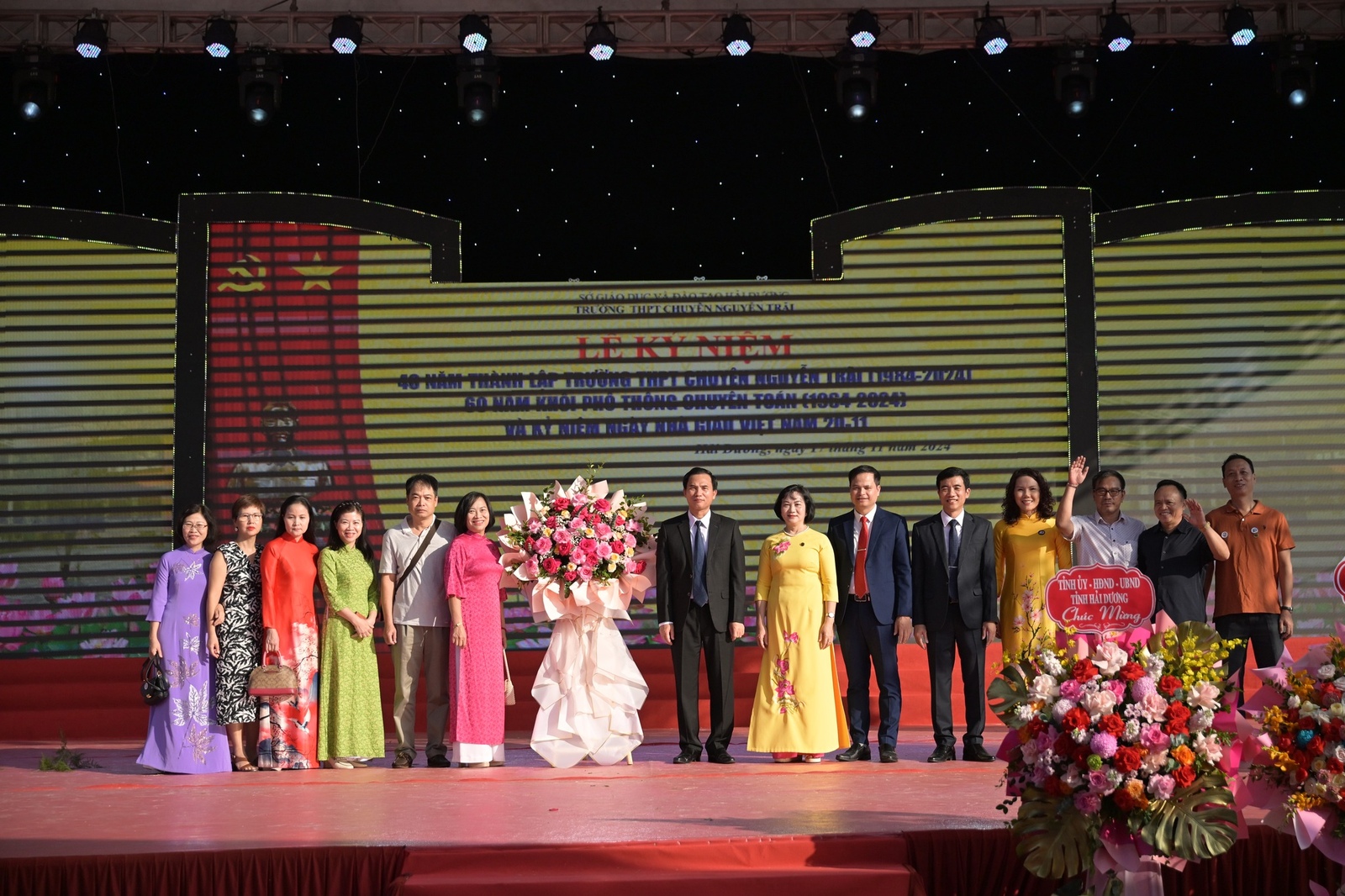 Nhấn để phóng to